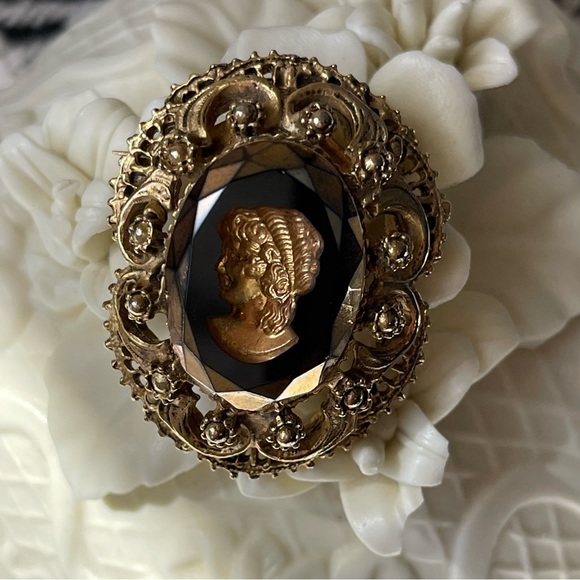 VINTAGE | CAMEO Reverse Multi-Faceted Glass Intaglio Cut Oval Brooch - Picture 1 of 6